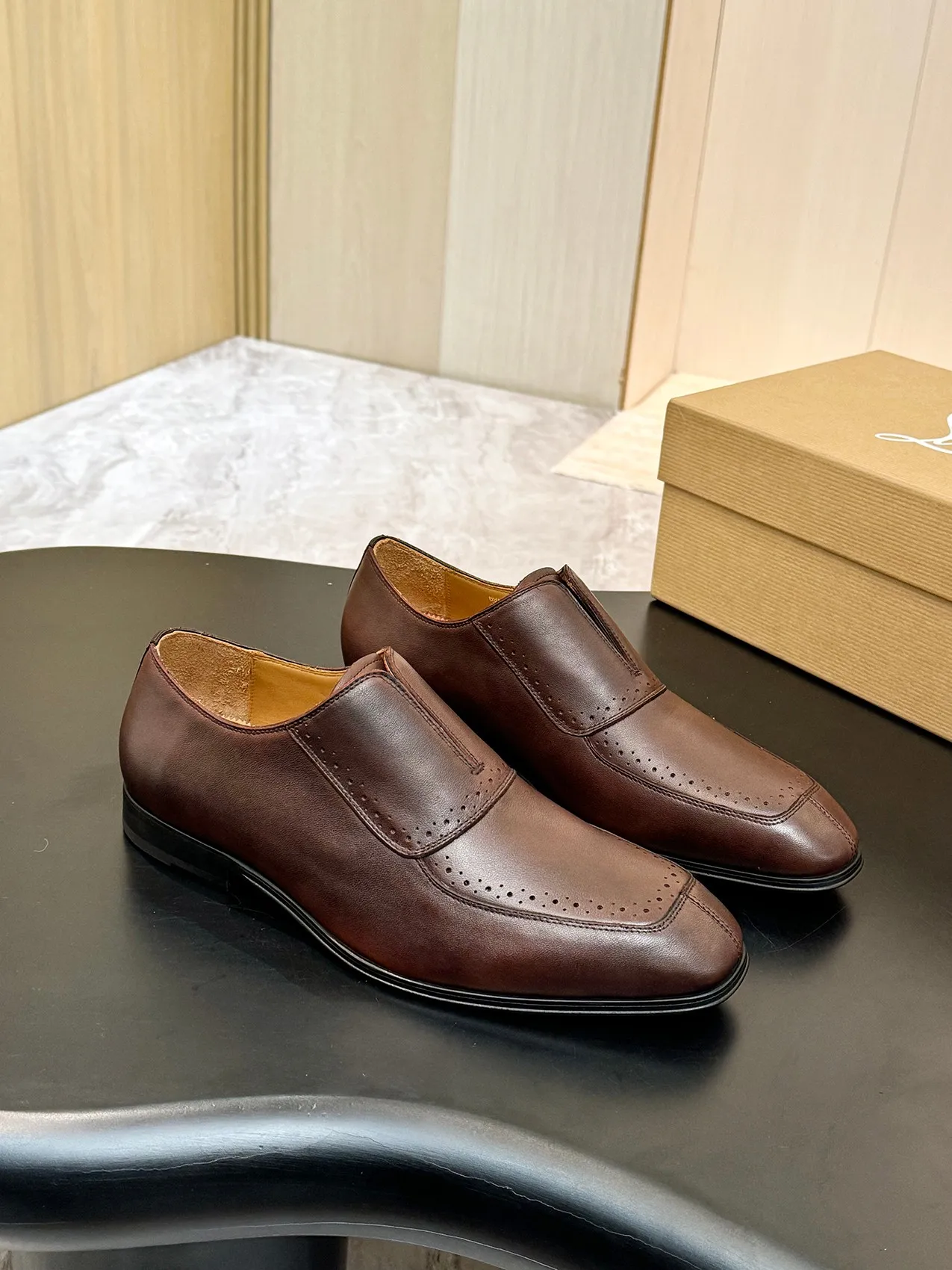 💰960 ••New real shots••CL～High-end men’s 👔Casual•loafers with red soles! ••🆑Genuine and top-quality goods from original orders ••✅💯 Purchase goods from top-quality original orders! Original imported patterned cowhide ➕Imported cowhide lining ➕Cowhide feet ➕Original leather outsole~🉑️Feel free to compare the authentic ones! Size: 39-44 (38.45.46.47 can be customized)